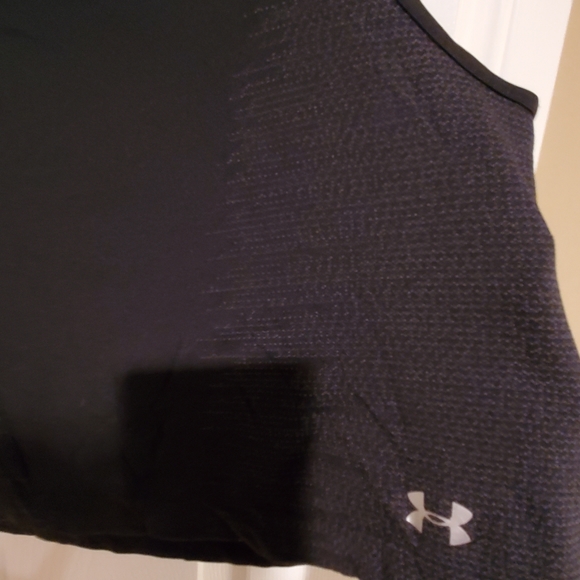 Under armor crop top - Picture 2 of 4